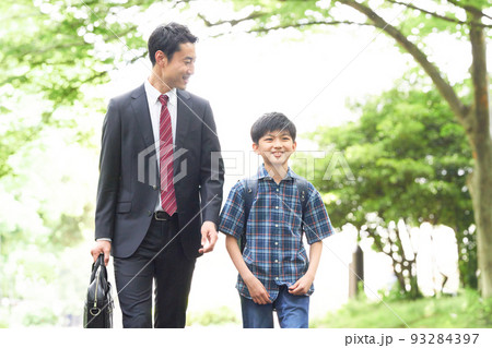 笑顔で話しながら歩くと男子小学生と父親 笑顔で話しながら歩くと男子小学生と父親 93284397