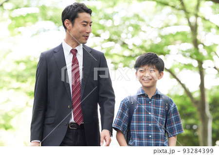 笑顔で話しながら歩くと男子小学生と父親 笑顔で話しながら歩くと男子小学生と父親 93284399