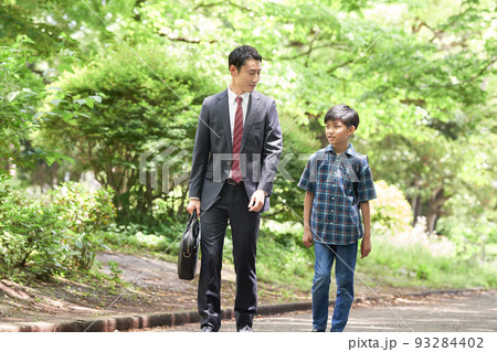 話しながら歩くと男子小学生と父親 話しながら歩くと男子小学生と父親 93284402