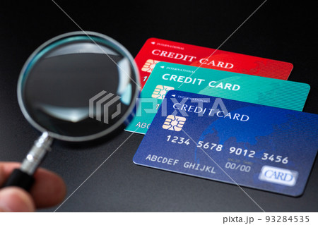 クレジットカードと虫眼鏡 93284535