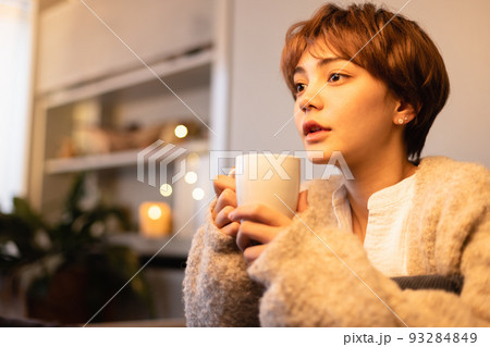 若い女性　ライフスタイル　ビューティー 93284849
