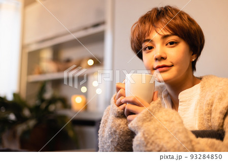若い女性 ライフスタイル ビューティー 若い女性 ライフスタイル ビューティー 93284850