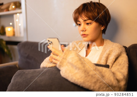 若い女性　ライフスタイル　スマホ 93284851