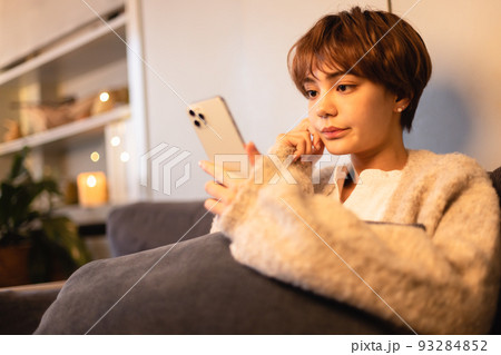 若い女性 ライフスタイル スマホ 若い女性 ライフスタイル スマホ 93284852