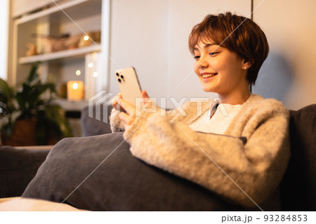 若い女性　ライフスタイル　スマホ 93284853