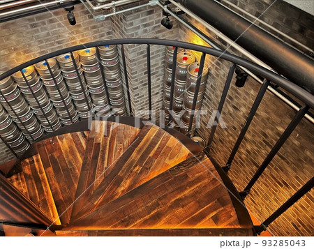 らせん階段とビール樽 93285043