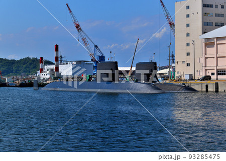 YOKOSUKA軍港めぐり・2隻並んで停泊中の潜水艦、迫力のある姿・神奈川県横須賀市 93285475