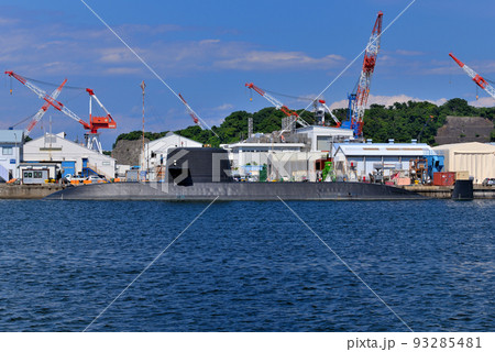 YOKOSUKA軍港めぐり・停泊中の潜水艦の迫力のある姿・神奈川県横須賀市 93285481