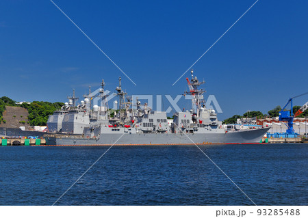 YOKOSUKA軍港めぐり・ドッグに入港中の米海軍の軍艦・神奈川県横須賀市 93285488