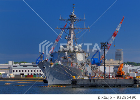 YOKOSUKA軍港めぐり・ドッグに入港中の米海軍の軍艦・神奈川県横須賀市 93285490