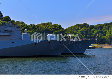 YOKOSUKA軍港めぐり・護衛艦くまの(2)、たかなみ(110)が並んだ船首・神奈川県横須賀市 YOKOSUKA軍港めぐり・護衛艦くまの(2)、たかなみ(110)が並んだ船首・神奈川県横須賀市 93285507