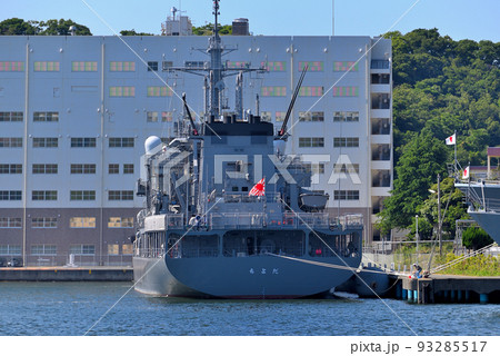 YOKOSUKA軍港めぐり・2層の甲板を持つ潜水艦救難母艦ちよだ ・神奈川県横須賀市 93285517