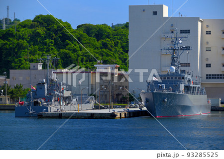 YOKOSUKA軍港めぐり・掃海艦ひらど(305)と輸送艇2号(2002)・神奈川県横須賀市 93285525
