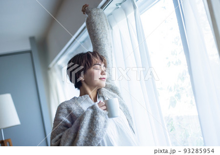 朝の日差しを浴びる女性 93285954