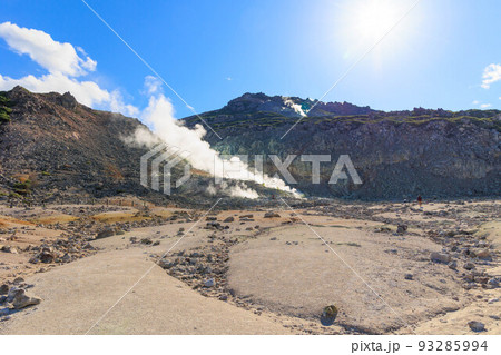 晴天での硫黄山「秋の北海道」 93285994