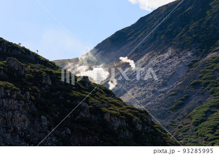 晴天での硫黄山「秋の北海道」 93285995
