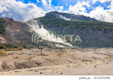 晴天での硫黄山「秋の北海道」 93285996