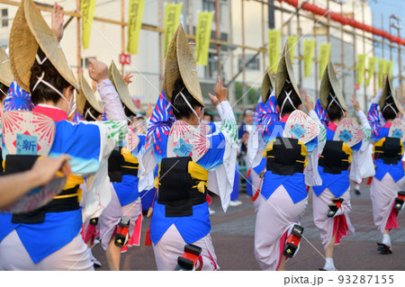本場徳島阿波踊り　有名連の女踊り　演舞場に踊りこむ 93287155