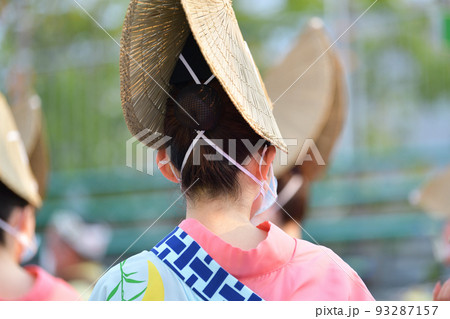 本場徳島阿波踊り　出番を待つ鳥追い笠の女性 93287157