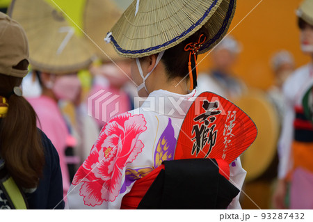 本場徳島阿波踊り　出番を待つ鳥追い笠の女性 93287432