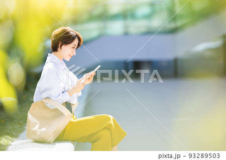 女性 ポートレート スマホ 撮影協力:LINK FOREST 女性 ポートレート スマホ 撮影協力:LINK FOREST 93289503