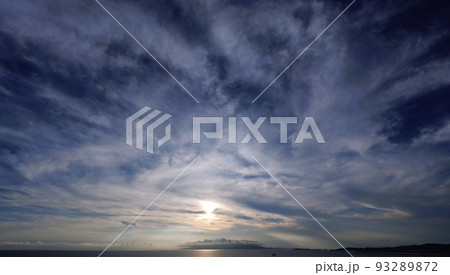 多様な雲に覆われた夕方の空・夏・超広角・空主体・220810pm 93289872