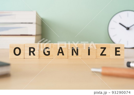 オーガナイズ・編成・組織化のイメージ｜「ORGANIZE」と書かれたブロックが置かれたデスク 93290074