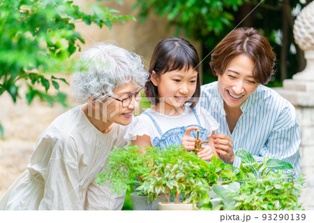 ガーデニングする3世代の家族 ガーデニングする3世代の家族 93290139