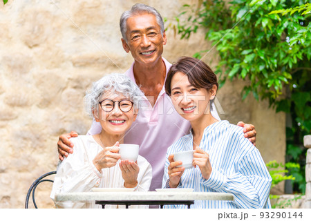 庭でお茶をする家族 庭でお茶をする家族 93290144