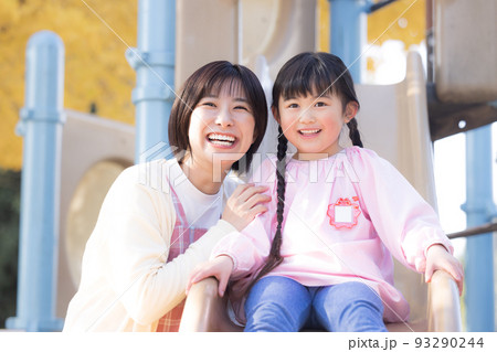 公園で遊ぶ女の子と保育士 93290244