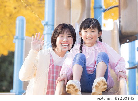 公園で遊ぶ女の子と保育士 93290245