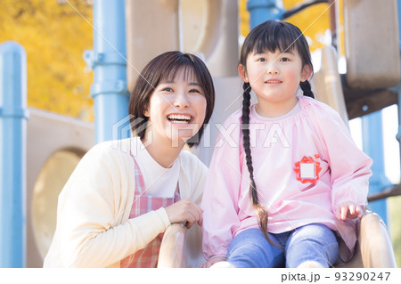公園で遊ぶ女の子と保育士 93290247
