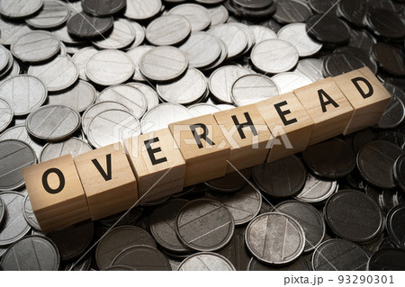 間接費・営業費のイメージ|「OVERHEAD」と書かれたブロックとコイン 間接費・営業費のイメージ|「OVERHEAD」と書かれたブロックとコイン 93290301