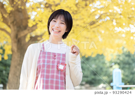保育士のポートレート 秋イメージ 保育士のポートレート 秋イメージ 93290424