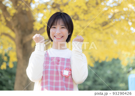 保育士のポートレート 秋イメージ 保育士のポートレート 秋イメージ 93290426