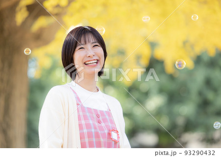 保育士のポートレート 秋イメージ 保育士のポートレート 秋イメージ 93290432