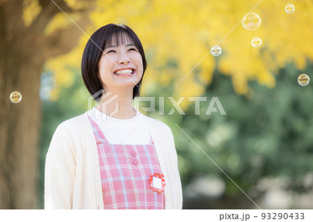 保育士のポートレート　秋イメージ 93290433