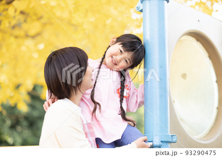 公園で遊ぶ女の子と保育士 公園で遊ぶ女の子と保育士 93290475