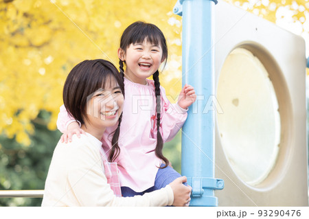 公園で遊ぶ女の子と保育士 93290476