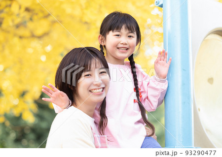 公園で遊ぶ女の子と保育士 公園で遊ぶ女の子と保育士 93290477