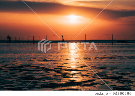 千葉県の久津間海岸の電柱と夕焼け 千葉県の久津間海岸の電柱と夕焼け 93290596