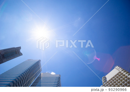 高層ビルと太陽フレア 93290966