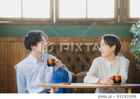 リビングのカップル リビングのカップル 93291006