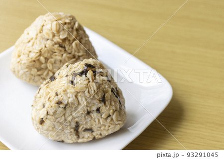 オーツ麦のオートミールで作ったおにぎり オーツ麦のオートミールで作ったおにぎり 93291045