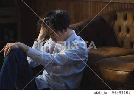 悩む男性 93291107