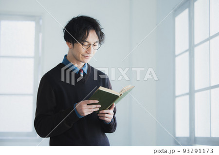 眼鏡の男性 93291173