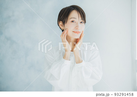 白いワンピースの女性 93291458