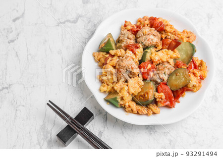 夏野菜と鶏ひき肉のオイスターソース炒め 夏野菜と鶏ひき肉のオイスターソース炒め 93291494