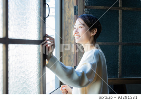 窓を開ける女性 窓を開ける女性 93291531