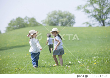 裸足で遊ぶ子どもたち 裸足で遊ぶ子どもたち 93291608